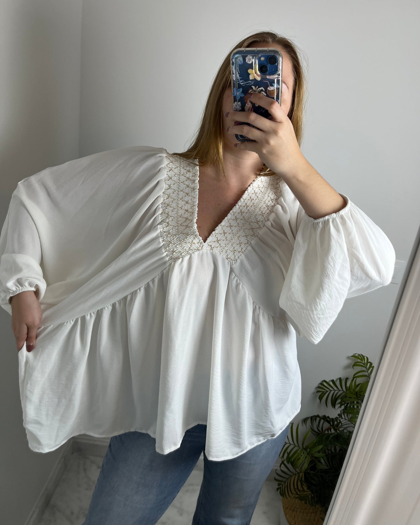 Blusa blanca con detalles dorados