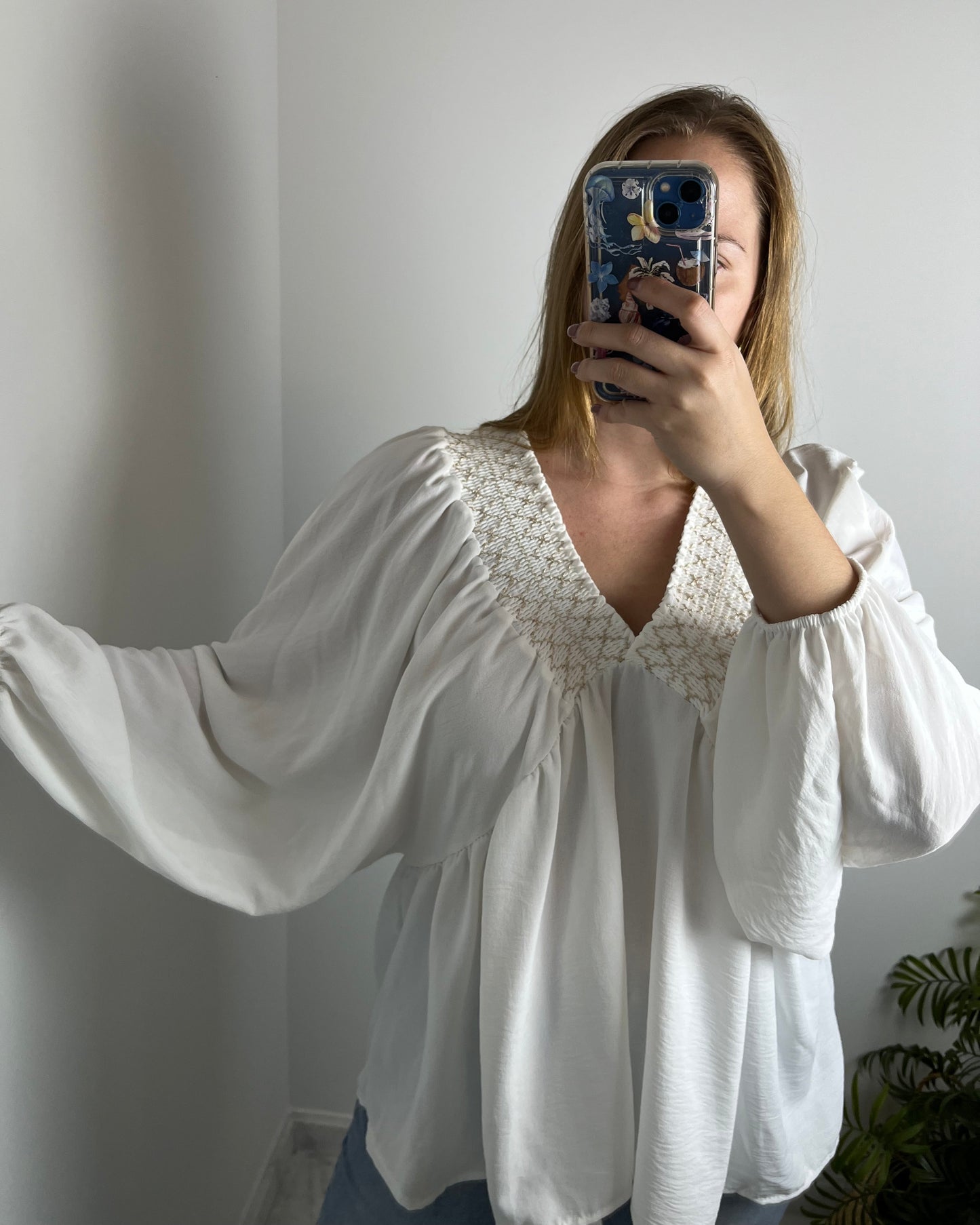 Blusa blanca con detalles dorados