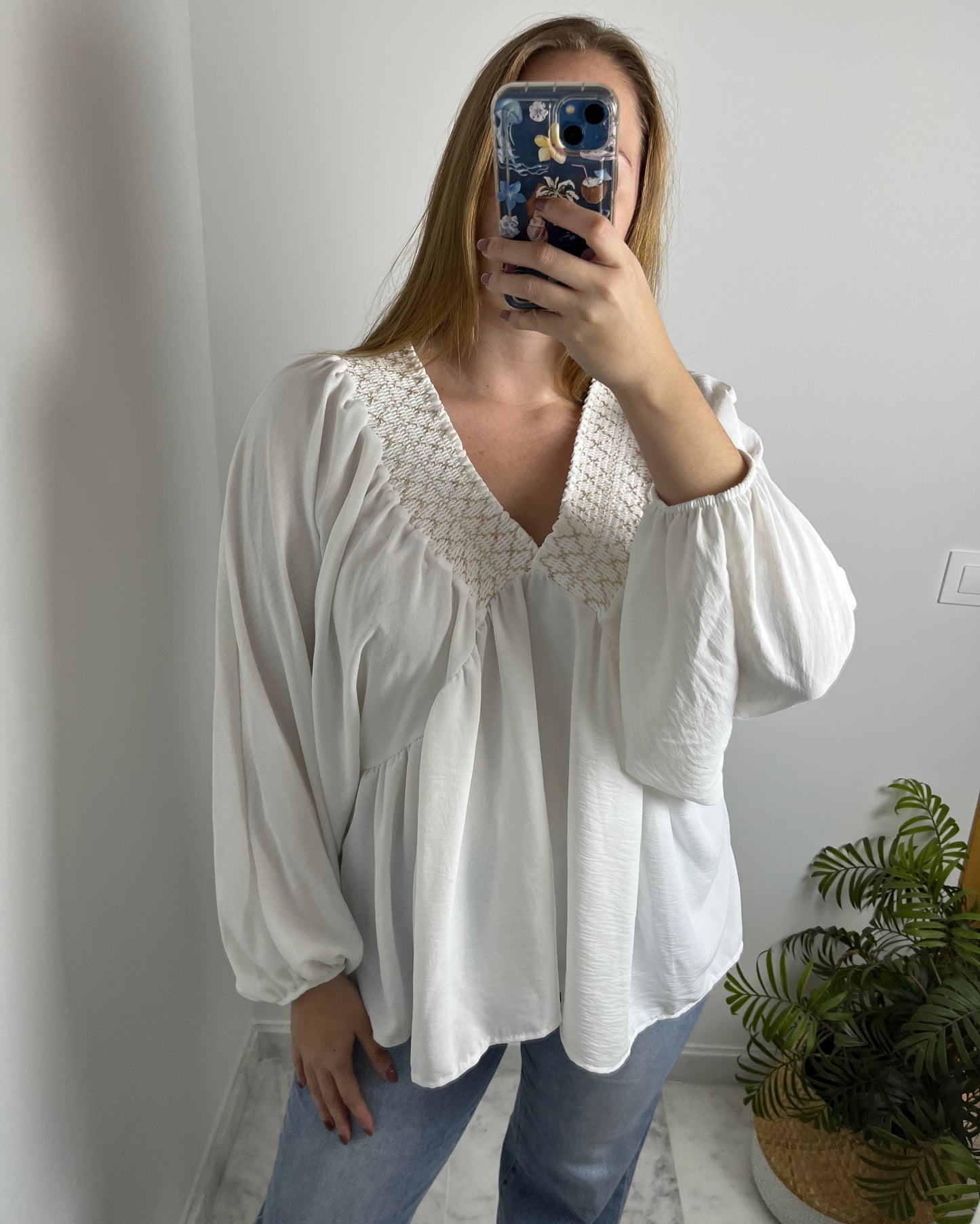 Blusa blanca con detalles dorados