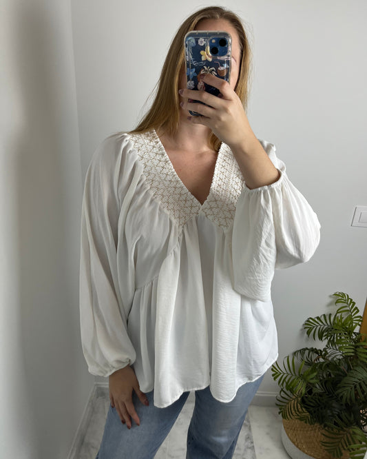 Blusa blanca con detalles dorados