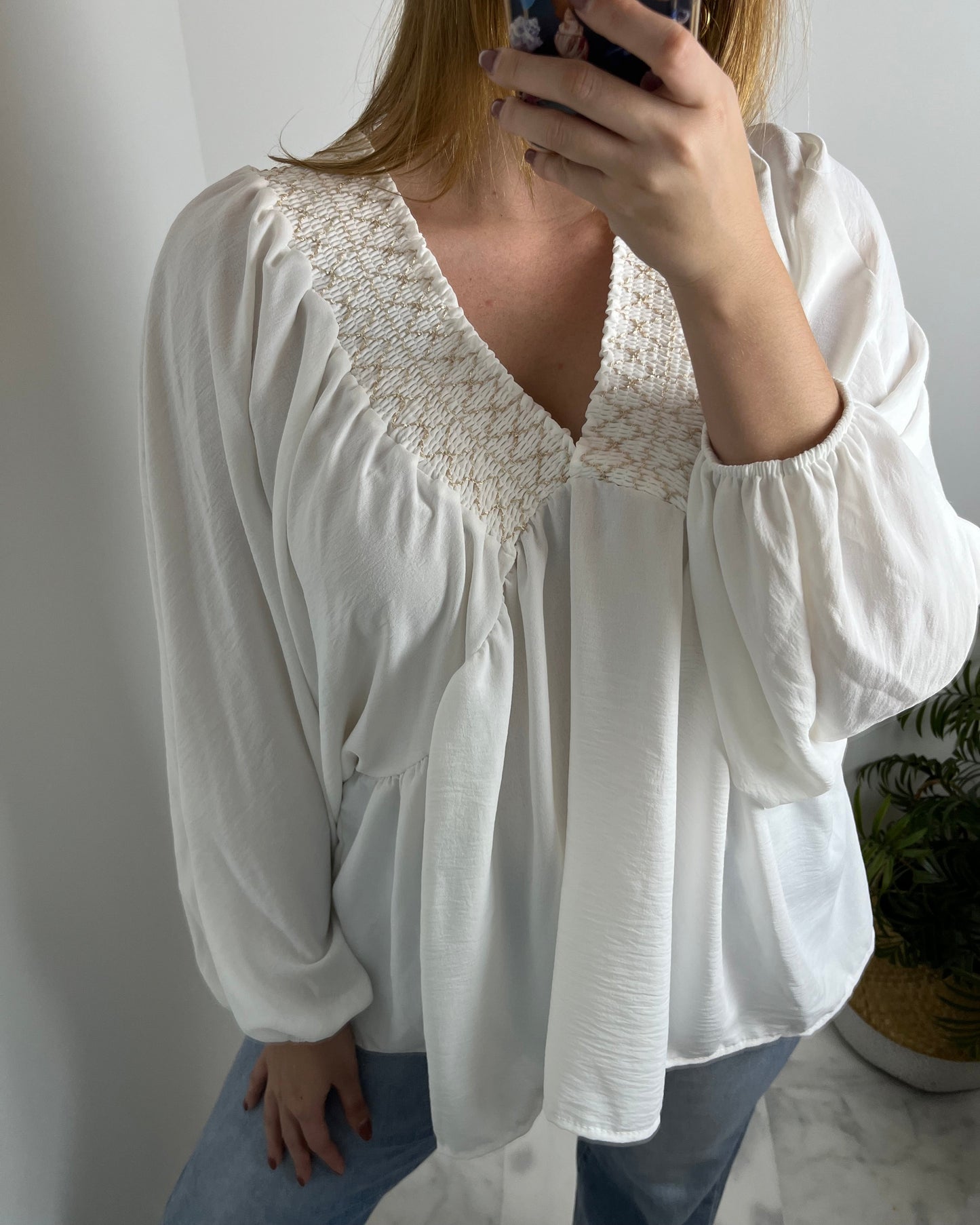 Blusa blanca con detalles dorados